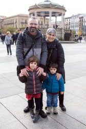 El pasado viernes, un ambiente festivo se podía sentir en el centro de la capital navarra. Mientras los mayores buscaban tomar un vermú o un pincho, los pequeños esperaban con ganas volver a ver el fabuloso baile de los gigantes de la comparsa de Pamplona durante para la festividad de San Saturnino.