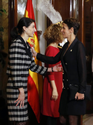 El Congreso ha acogido este viernes, 6 de diciembre, el acto central del cuadragésimo primer aniversario de la aprobación en referéndum de la Constitución de 1978, una ceremonia en la que se han estrenado sus anfitrionas, las presidentas del Congreso, Meritxell Batet, y del Senado, Pilar Llop, así como parlamentarios elegidos por primera vez el 28 de abril o el 10 de noviembre y presidentes autonómicos que apenas llevan medio año en el cargo.