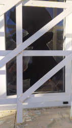 Desconocidos asaltaron las instalaciones del club estellés para hacerse con la recaudación del día anterior y causaron destrozos considerables.