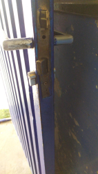 Desconocidos asaltaron las instalaciones del club estellés para hacerse con la recaudación del día anterior y causaron destrozos considerables.