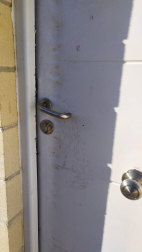 Desconocidos asaltaron las instalaciones del club estellés para hacerse con la recaudación del día anterior y causaron destrozos considerables.