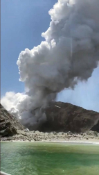 Medio centenar de turistas se encontraban en la isla donde ha entrado en erupción