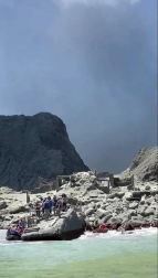 Medio centenar de turistas se encontraban en la isla donde ha entrado en erupción