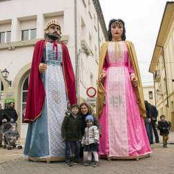 Desde el sábado 30 de noviembre hasta el domingo 8 de diciembre, los habitantes de Lerín tuvieron la suerte de celebrar las fiestas de diciembre de su pueblo. A lo largo de la semana se pudo participar en un sinfín de actividades: comidas populares, conciertos, bingo, torico de fuego... Pero no fue hasta el pasado domingo cuando los gigantes y cabezudos salieron a las calles.