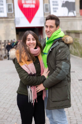La Plaza de Toros de Pamplona acoge un año más la tradicional Feria de Navidad, que podrá visitarse hasta el próximo 7 de enero. El recinto propone un paseo entre más de 50 stands. También se han organizado sesiones de magia a cargo de Mago Bosco y una serie de talleres de maquillaje infantil a cargo de Maikanpanilla.