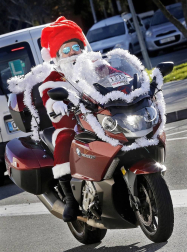 Decenas de Papá y Mamá Noel han acudido este domingo en una caravana de motos hasta el Complejo Hospitalario de Navarra para repartir juguetes entre los niños ingresados.