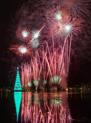 La imponente estructura metálica de 70 metros de altura se iluminó en un juego de luces multicolor sobre la laguna Rodrigo de Freitas, uno de los lugares más icónicos