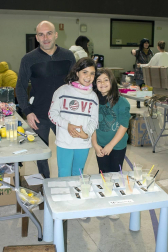 Los vecinos de Zulueta organizaron el pasado viernes un mercadillo de Navidad. Los amigos y las familias tuvieron la oportunidad de comprar los últimos regalos antes de Nochebuena y reunirse para disfrutar de las actividades organizadas durante la feria, como los sorteos o la entrega de cartas al Olentzero.