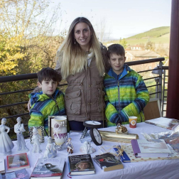 Los vecinos de Zulueta organizaron el pasado viernes un mercadillo de Navidad. Los amigos y las familias tuvieron la oportunidad de comprar los últimos regalos antes de Nochebuena y reunirse para disfrutar de las actividades organizadas durante la feria, como los sorteos o la entrega de cartas al Olentzero.