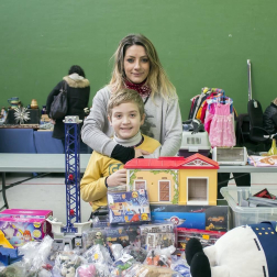 Los vecinos de Zulueta organizaron el pasado viernes un mercadillo de Navidad. Los amigos y las familias tuvieron la oportunidad de comprar los últimos regalos antes de Nochebuena y reunirse para disfrutar de las actividades organizadas durante la feria, como los sorteos o la entrega de cartas al Olentzero.