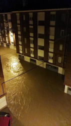 La localidad cántabraha amanecido teñida del marrón del lodo