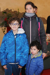 La carpa Odeón se llenó el pasado domingo, 22 de diciembre, con motivo del tradicional mercado navideño de Peralta, una cita amenizada por las notas y acordes de la Banda Txiki de la Escuela de Música. Hasta allí se acercaron visitantes de todas las edades, que disfrutaron de un día especial, aperitivo de las tan esperadas fechas navideñas.