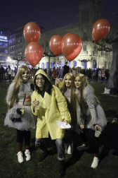 Disfraces y ambiente festivo para recibir el Año Nuevo 2020 en la Plaza del Castillo de Pamplona.