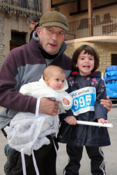 El pasado jueves 26 de diciembre, la localidad navarra de Carcastillo se convirtió en una pista de atletismo. Los niños del Colegio Público Nuestra Señora de la Oliva recorrían las calles en el IV Cross Escolar de su pueblo bajo los aplausos de sus familiares. Un día para recordar tanto para los pequeños como para los mayores.