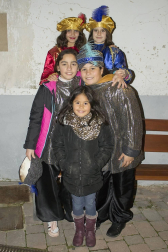 El pasado fin de semana, pequeños y mayores salieron a las calles de la localidad navarra de Allo para arropar a sus Reyes Magos. Los caramelos y las sonrisas volaron por los aires un año más para felicidad de todos y los niños volvieron a sus casas con los brazos cargados y los corazones llenos de ilusiones.