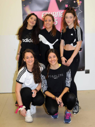 Peralta acogió un Festival Solidario en beneficio de la Asociación Navarra de Amigos del Sahara. Una reunión cargada de energía positiva en la que bailarines de diferentes edades sorprendieron al público con sus coreografías.