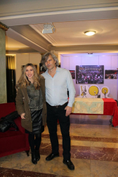 El Teatro Gayarre acogió esta obra de teatro documental, que narra la historia de siete estudiantes de instituto a los que un profesor les encarga realizar un trabajo sobre las fiestas tradicionales de sus culturas de origen.