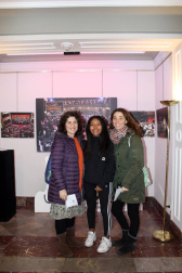 El Teatro Gayarre acogió esta obra de teatro documental, que narra la historia de siete estudiantes de instituto a los que un profesor les encarga realizar un trabajo sobre las fiestas tradicionales de sus culturas de origen.