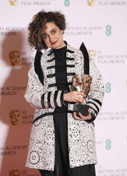 El negro, salvo algunas excepciones, fue el rey de la alfombra roja de los Bafta del cine británico.