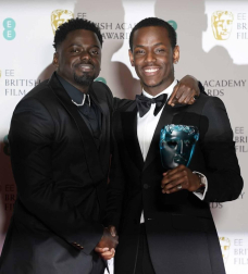 El negro, salvo algunas excepciones, fue el rey de la alfombra roja de los Bafta del cine británico.