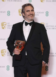 El negro, salvo algunas excepciones, fue el rey de la alfombra roja de los Bafta del cine británico.
