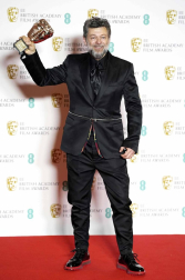 El negro, salvo algunas excepciones, fue el rey de la alfombra roja de los Bafta del cine británico.