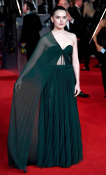 El negro, salvo algunas excepciones, fue el rey de la alfombra roja de los Bafta del cine británico.
