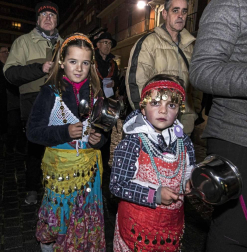 Los zíngaros protagonizaron la llegada de los Carnavales a Estella con el tradicional desfile acompañado de cacerolada.