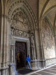 Imágenes de la visita guiada a la presentación de la finalización de las obras de restauración del claustro gótico de la Catedral de Pamplona.