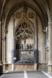 Imágenes de la visita guiada a la presentación de la finalización de las obras de restauración del claustro gótico de la Catedral de Pamplona.