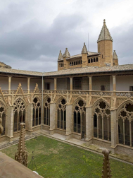 Imágenes de la visita guiada a la presentación de la finalización de las obras de restauración del claustro gótico de la Catedral de Pamplona.