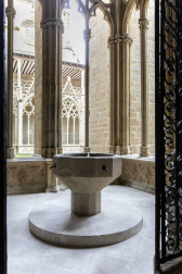 Imágenes de la visita guiada a la presentación de la finalización de las obras de restauración del claustro gótico de la Catedral de Pamplona.