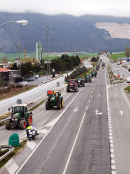 Imágenes de los tractores para la protesta agraria con tractores en Navarra.