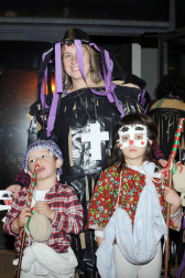El pasado viernes los vecinos de Andosilla salieron a la calle para disfrutar del carnaval. Es el momento idóneo para olvidarse de los complejos y ataviarse con las mejores galas, combinando colores imposibles. ¡Cualquier complemento es bienvenido!