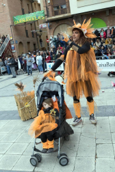 El desfile del concurso de disfraces contó con la participación de 16 grupos, 8 carrozas, 5 infantiles y 2 individuales