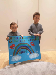 Adrián  y Pablo pintando para dar un mensaje de ánimo a todos