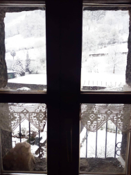 La nieve regresó a la Comunidad foral a coptas bajas el último lunes del mes.