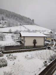 La nieve regresó a la Comunidad foral a coptas bajas el último lunes del mes.