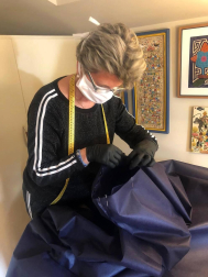 Unas 80 voluntarias trabajan en casa cosiendo batas para que se puedan utilizar en centros sanitarios y residencias con motivo de la pandemia de coronavirus.