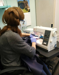 Unas 80 voluntarias trabajan en casa cosiendo batas para que se puedan utilizar en centros sanitarios y residencias con motivo de la pandemia de coronavirus.