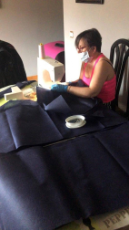 Unas 80 voluntarias trabajan en casa cosiendo batas para que se puedan utilizar en centros sanitarios y residencias con motivo de la pandemia de coronavirus.