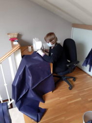 Unas 80 voluntarias trabajan en casa cosiendo batas para que se puedan utilizar en centros sanitarios y residencias con motivo de la pandemia de coronavirus.