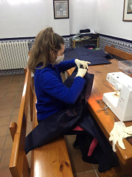 Unas 80 voluntarias trabajan en casa cosiendo batas para que se puedan utilizar en centros sanitarios y residencias con motivo de la pandemia de coronavirus.