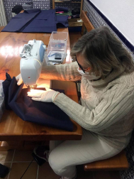 Unas 80 voluntarias trabajan en casa cosiendo batas para que se puedan utilizar en centros sanitarios y residencias con motivo de la pandemia de coronavirus.
