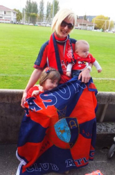 Los lectores de Diario de Navarra posan con la camiseta de sus equipos preferidos durante el confinamiento en sus casa con motivo de la pandemia de coronavirus.