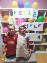 Los lectores de Diario de Navarra posan con la camiseta de sus equipos preferidos durante el confinamiento en sus casa con motivo de la pandemia de coronavirus.