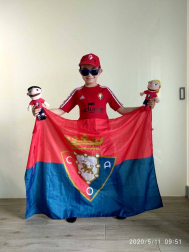 Los lectores de Diario de Navarra posan con la camiseta de sus equipos preferidos durante el confinamiento en sus casa con motivo de la pandemia de coronavirus.