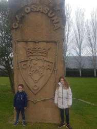 Los lectores de Diario de Navarra posan con la camiseta de sus equipos preferidos durante el confinamiento en sus casa con motivo de la pandemia de coronavirus.