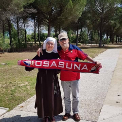 Los lectores de Diario de Navarra posan con la camiseta de sus equipos preferidos durante el confinamiento en sus casa con motivo de la pandemia de coronavirus.