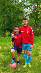 Los lectores de Diario de Navarra posan con la camiseta de sus equipos preferidos durante el confinamiento en sus casa con motivo de la pandemia de coronavirus.